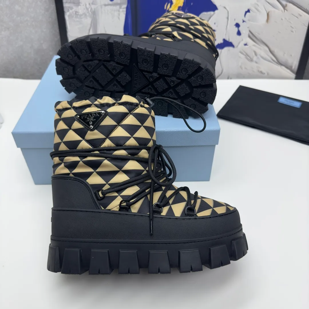 👟👟Ex-factory price 640👟👟 The highest version on the market. Prada's king model. Snow boots. Ski boots. Fat and cute. →_→ From the Prada limited series, unique. Shiny nylon Oblique upper with criss-cross straps for an ideal fit. The boots are made of technical fabric and have a short-cut version. They can be worn in the city or in the mountains. They make the calves slimmer, taller, warmer and have a concave shape. The boots and soles use the original waterproof effect. The size is 35-40. 41Customized